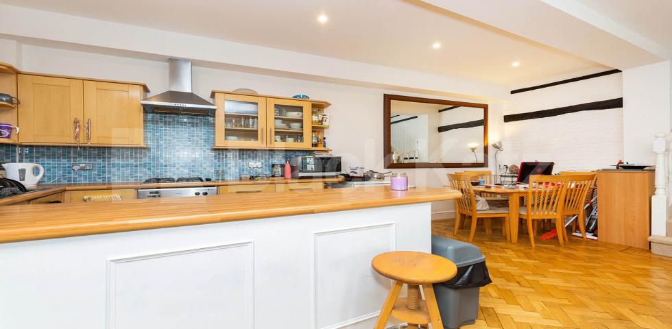 Stunning spacious 3 bed 2 bath with a huge lounge in Kentish Town. Highgate Road, Kentish Town
